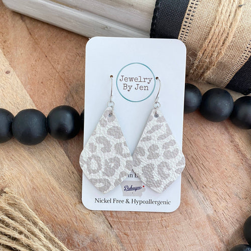 Elegant Teardrop: Cream Cheetah